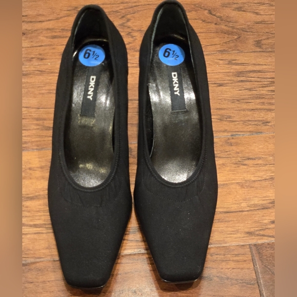 DKNY Women's Black Elasticized Pump Block Heel - Size 6.5 - Picture 1 of 10